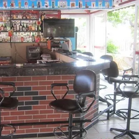 红玫瑰酒店 2* 厄吕代尼兹